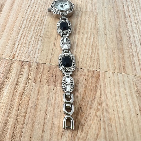 Vivani ladies silver tone bracelet watch NEW BATTERY - Picture 6 of 11